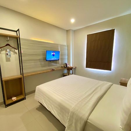 Front One Hotel Gombong Gombong  Bagian luar foto