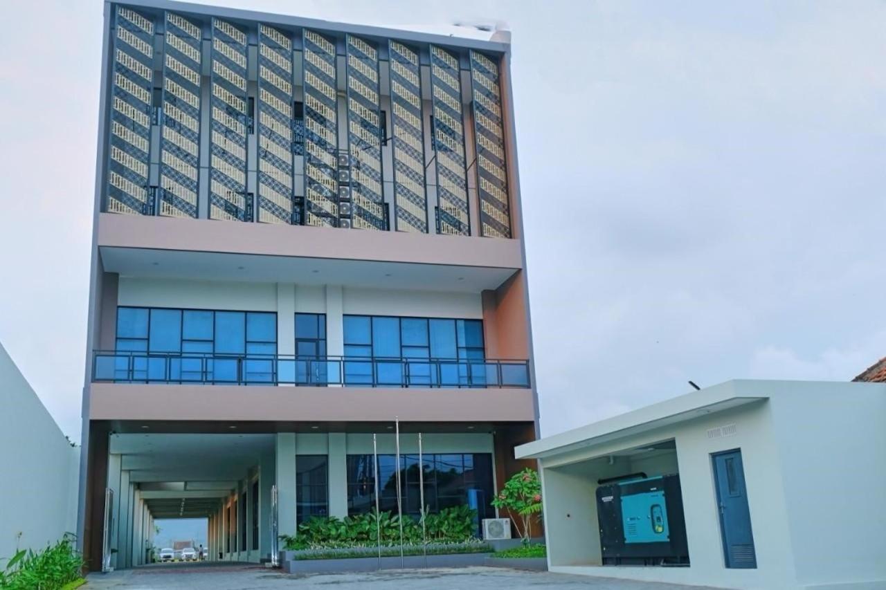 Front One Hotel Gombong Gombong  Bagian luar foto