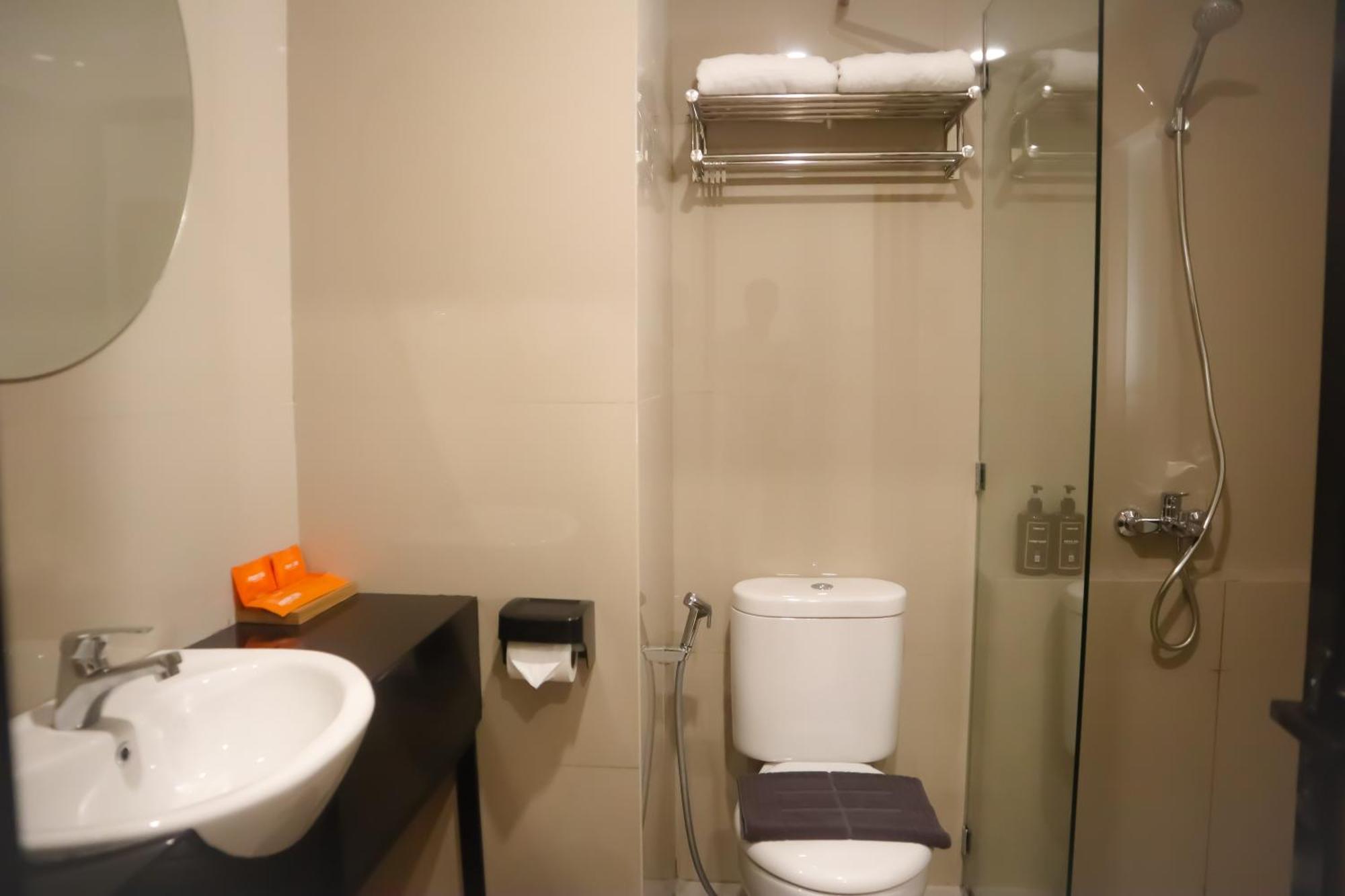 Front One Hotel Gombong Gombong  Bagian luar foto