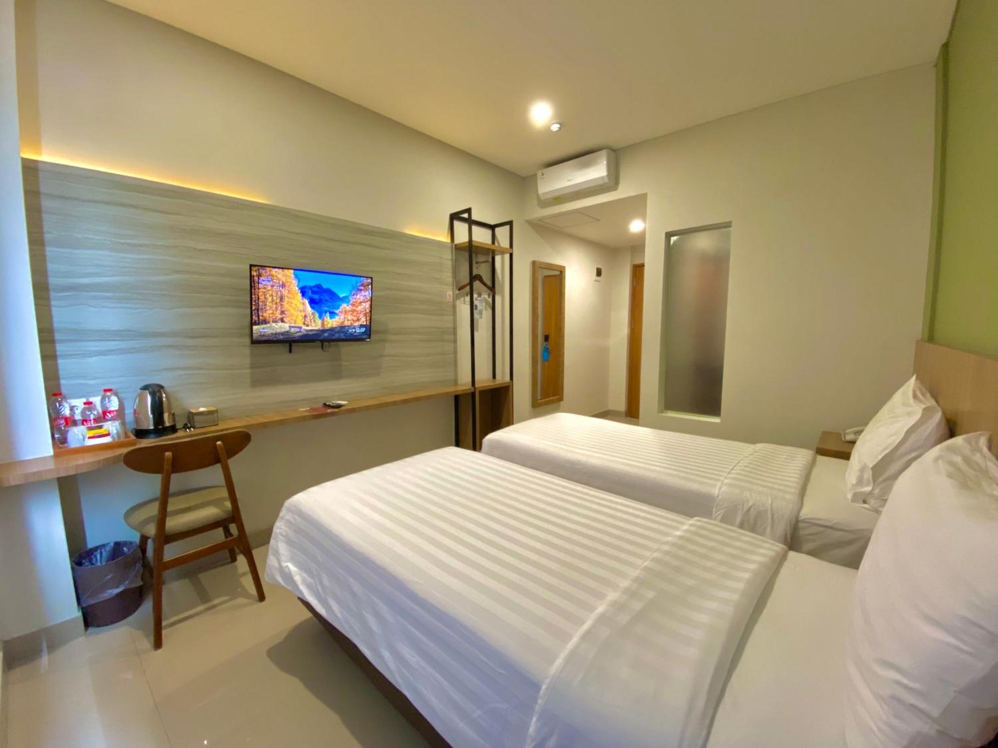 Front One Hotel Gombong Gombong  Bagian luar foto