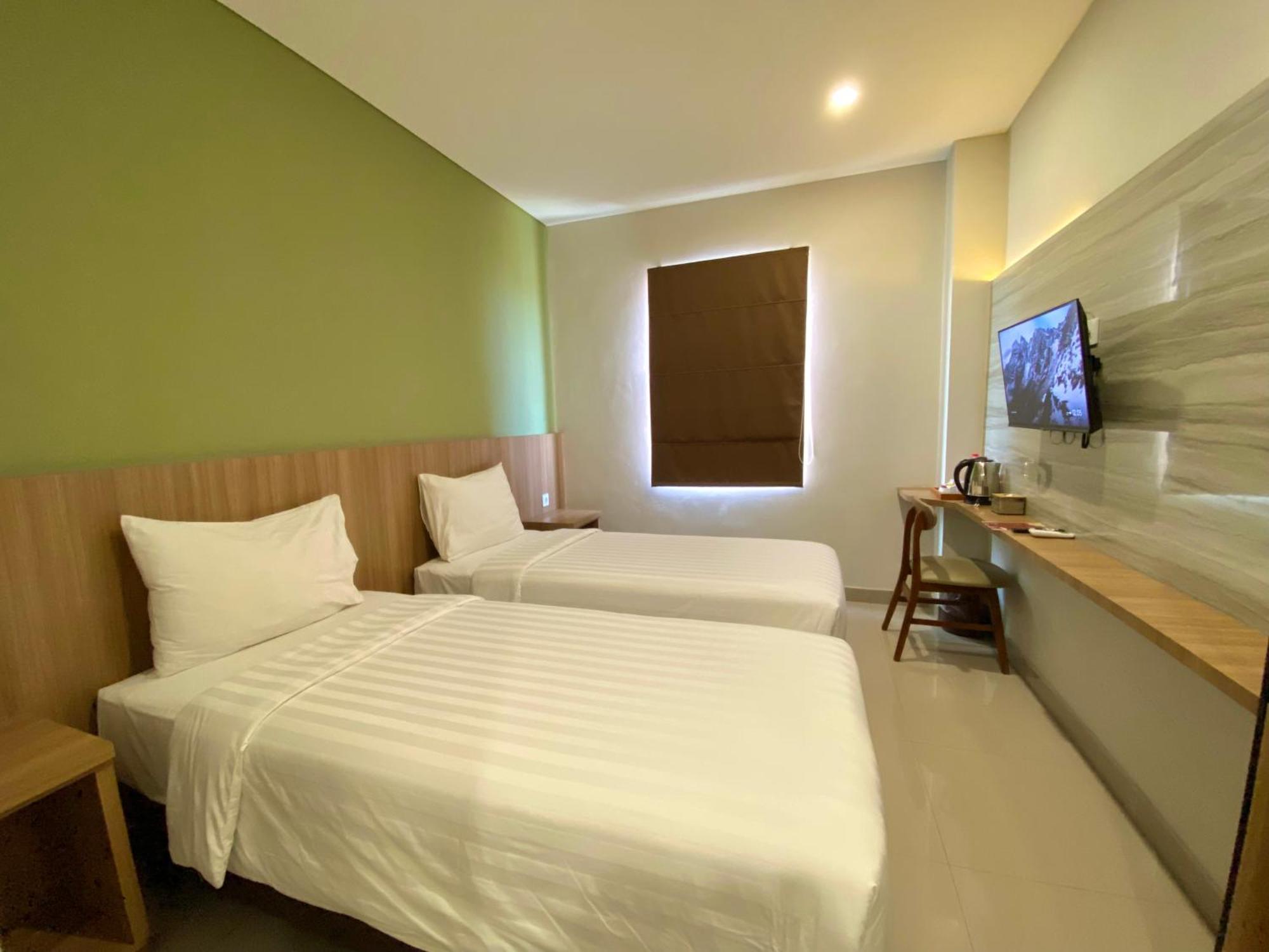 Front One Hotel Gombong Gombong  Bagian luar foto