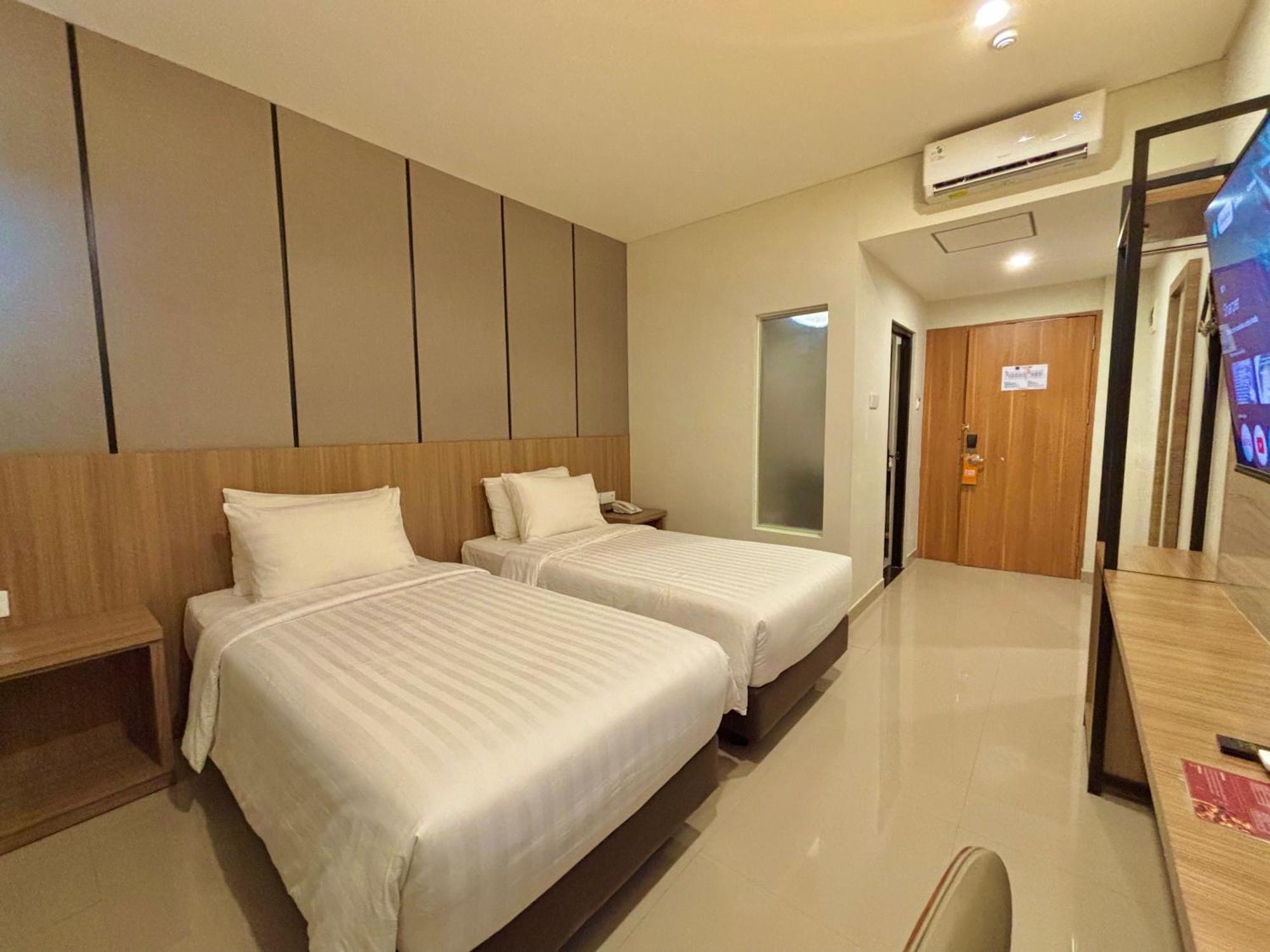 Front One Hotel Gombong Gombong  Bagian luar foto