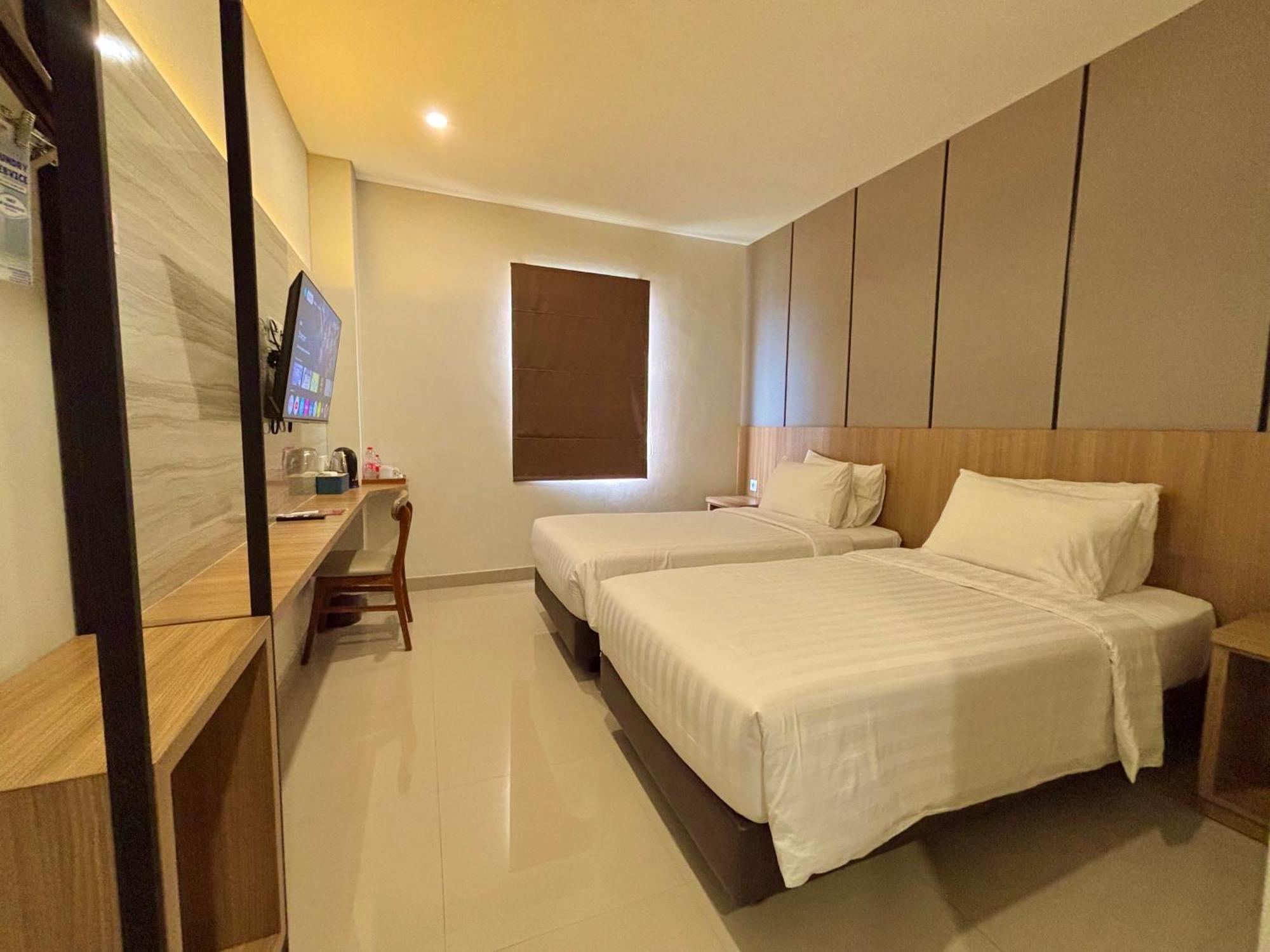 Front One Hotel Gombong Gombong  Bagian luar foto